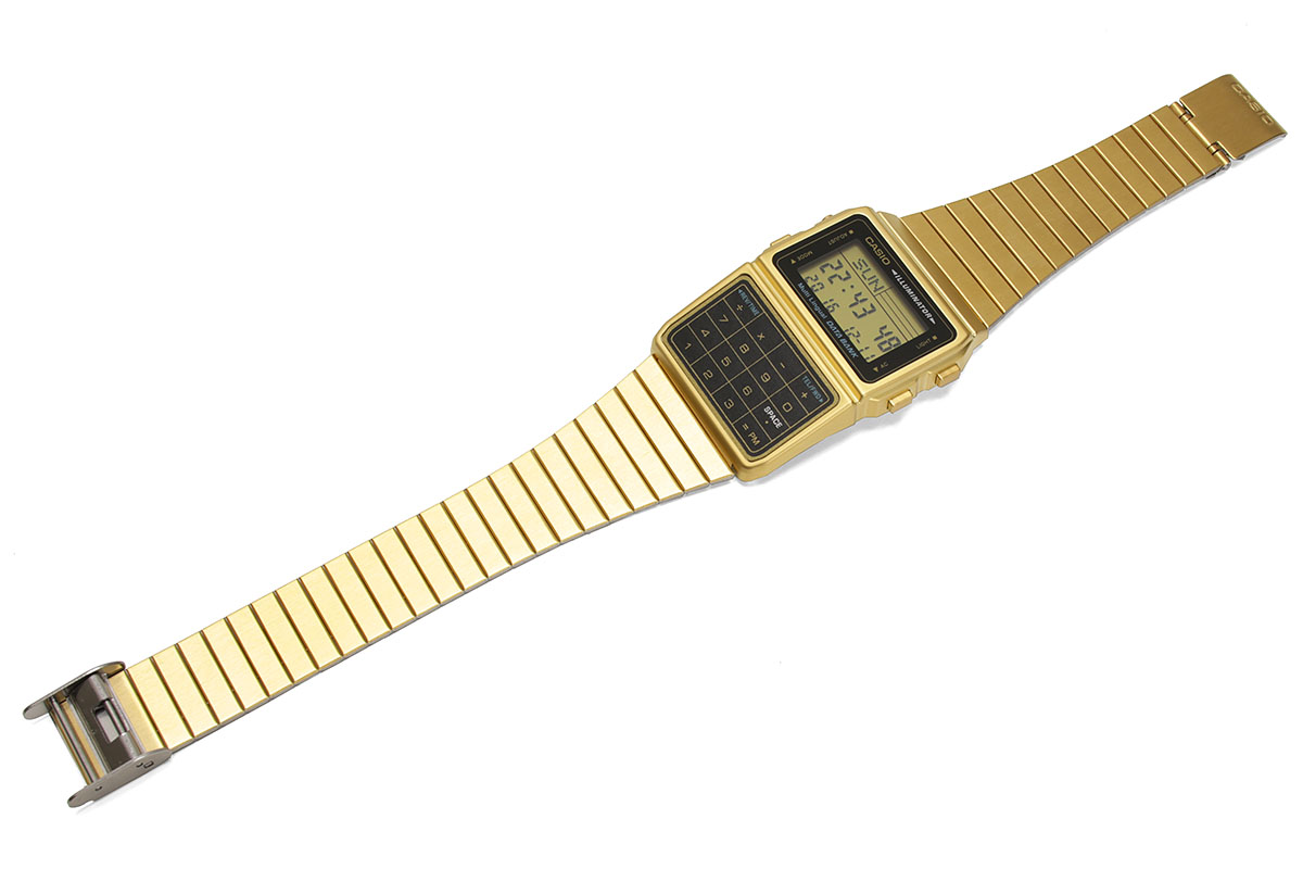 Amazonで購入した「CASIO STANDARD DBC-611G-1D」という電卓機能付き腕時計（データバンクシリーズ）。視認性もよく、スタイラスペンの先などを使えば電卓機能も実用的です。高級感のあるゴールドも目を惹きます。