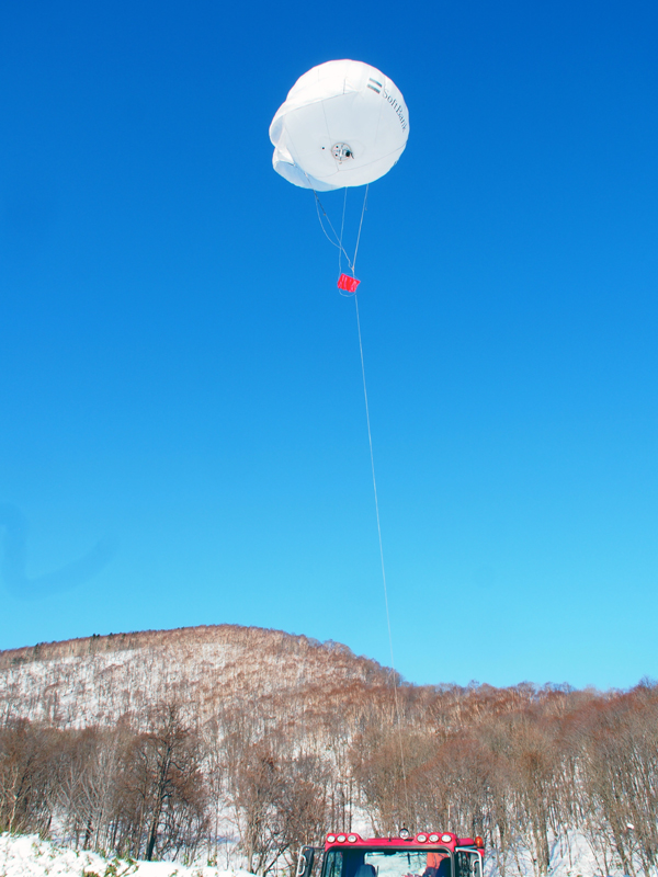 気球とドローンで、雪に埋まった遭難者に電波を届ける