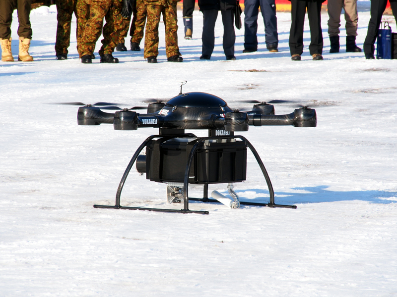 ドローンは飛行実験のみ公開された。積載している装置は気球とほぼ同じだが、出動までの時間を短縮でき、小回りが利く