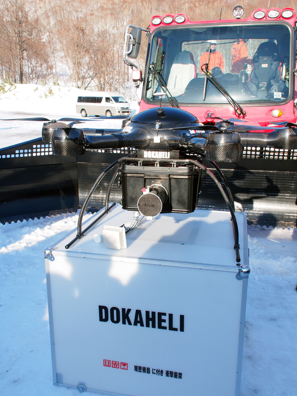 気球とドローンで、雪に埋まった遭難者に電波を届ける