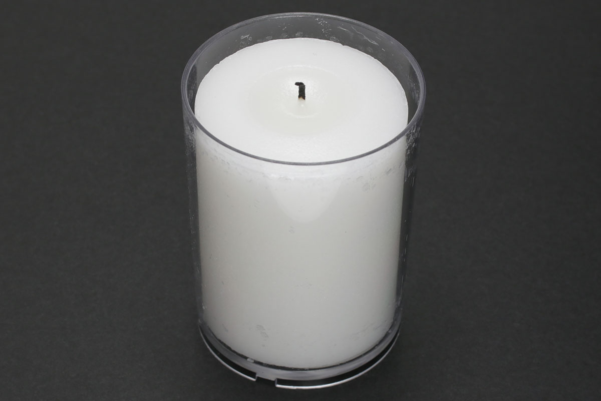 カメヤマの「24時間ボーティブ6個入」（<a href="http://rosoku.kameyama.co.jp/rosoku/in_cup/hz457/" class="n" target="_blank">公式ページ</a>）。燃焼時間は約24時間。安定した炎が長時間持続しつつ置いたときの安定性も高いです。災害用の常備品として備蓄していますが、「鑑賞用」としても便利。メーカー希望小売価格は6個入りで税別1200円。