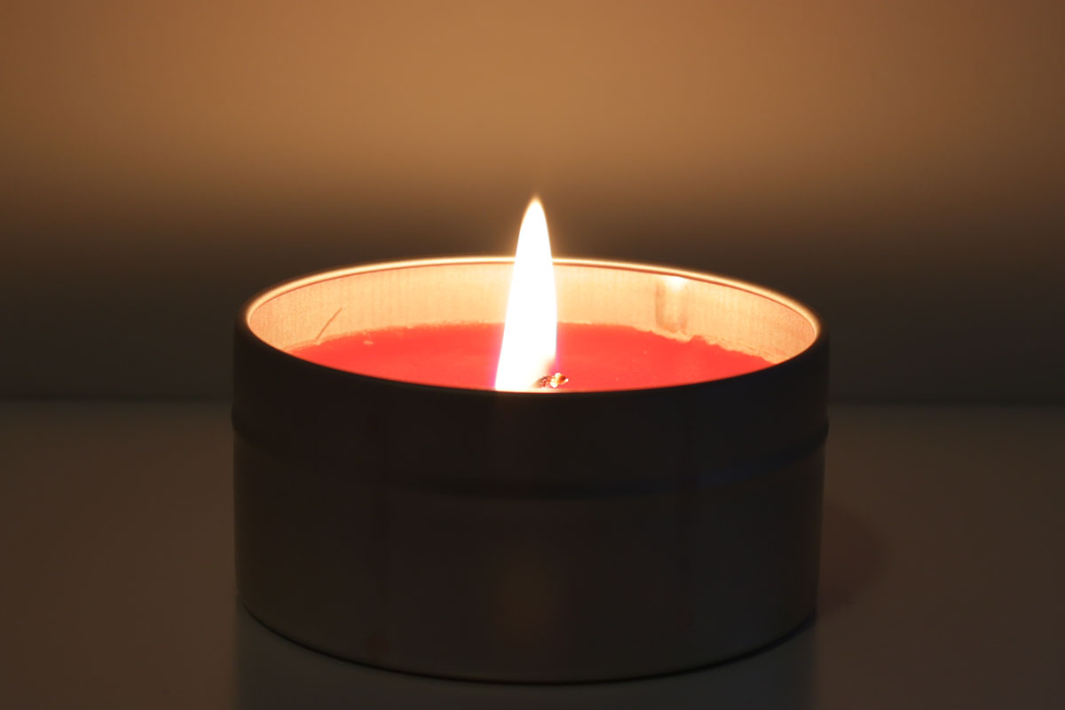 マルエスの「停電缶入ローソク」。燃焼時間	約8時間で缶入りです。1個あたりだいたい300～400円。まず倒れないような平べったさなので、とても安定的に使えます。フタを閉じると火を消せて便利。