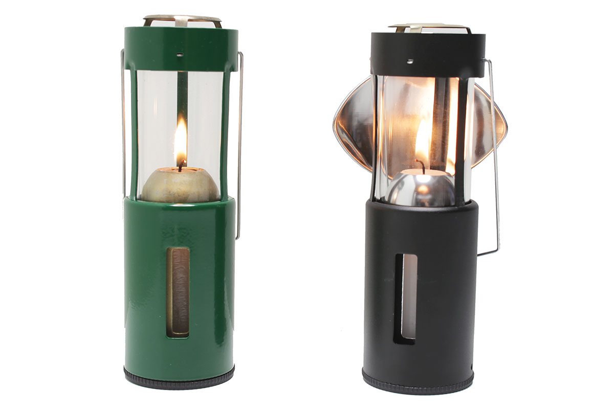 UCOの「キャンドルランタン」。使用時は引き延ばしてホヤを出して使います。専用のロウソクを使い、燃焼時間は約9時間。メーカー価格税別3500円。キャンドルランタンの定番品です。右はオプションのリフレクターを装着した様子。リフレクターの効果はちょっとだけ、という感じ。