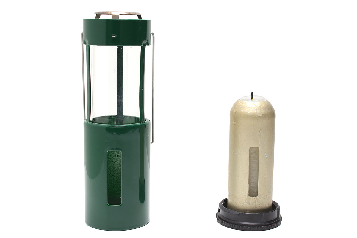 点火時はキャンドルの台座を外して火を点けます。金属の筒がキャンドルを覆っていますが、その内部にはバネがあり、キャンドルの燃焼に合わせて「キャンドルを押し上げ」ます。だいたい最後まで、キッチリとキャンドルが燃えます。ただ、扱い方によってはロウが内部に垂れたりも。