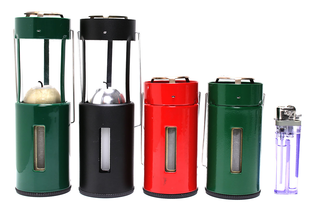 前述の「キャンドルランタン」。直径は5cmで、高さは開くと16.5cm、閉じると10.6cm。本体の縦穴からキャンドルの残り長さが見えたりもしてナニゲに機能的。メーカー価格税別3500円。