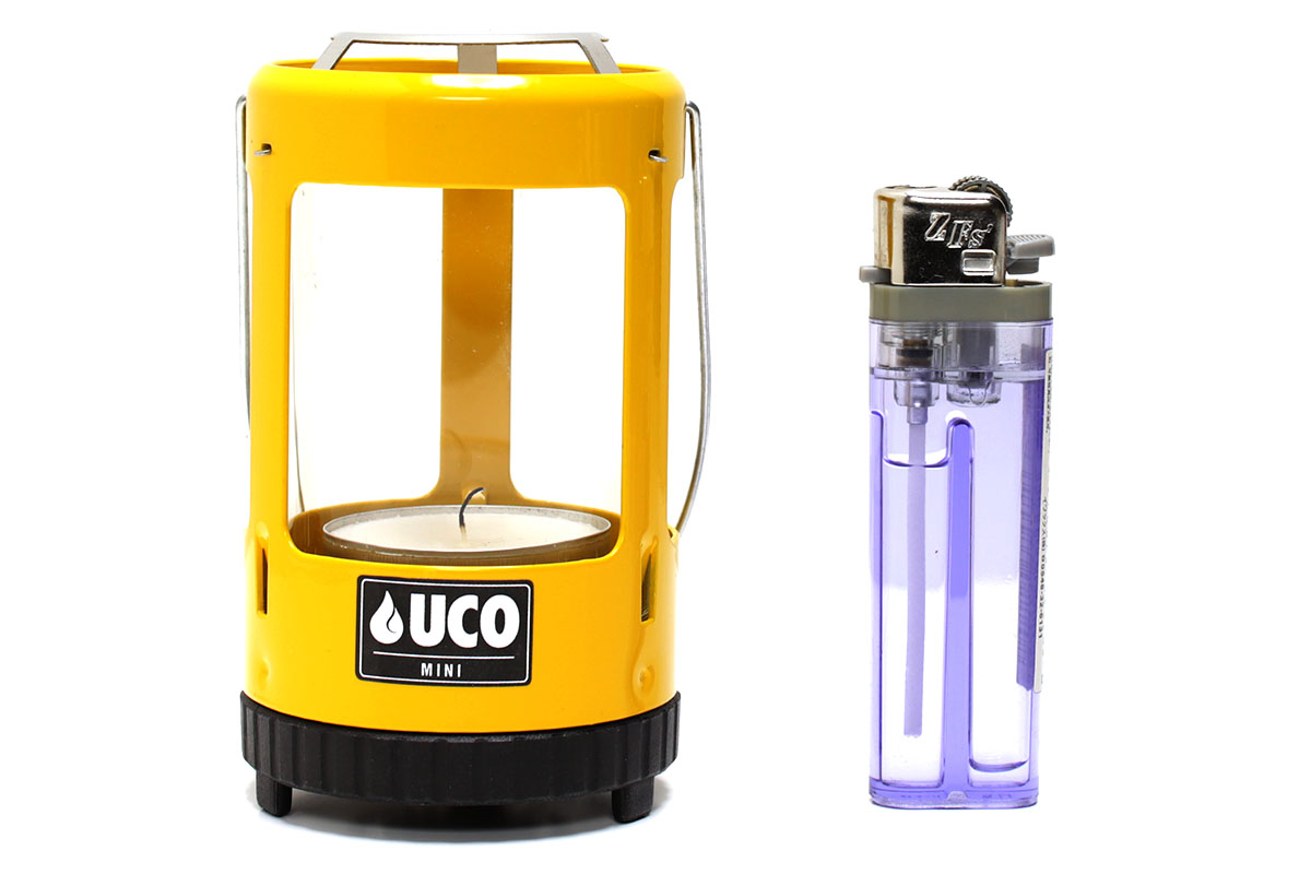 こちらは「ミニランタン」。直径は5.5cmで高さは10cm。伸縮はしません。アルミカップ入りのキャンドルが使えます。キャンドルは保持具に挟まれるので、容易に外れたりはしません。メーカー価格税別2000円。