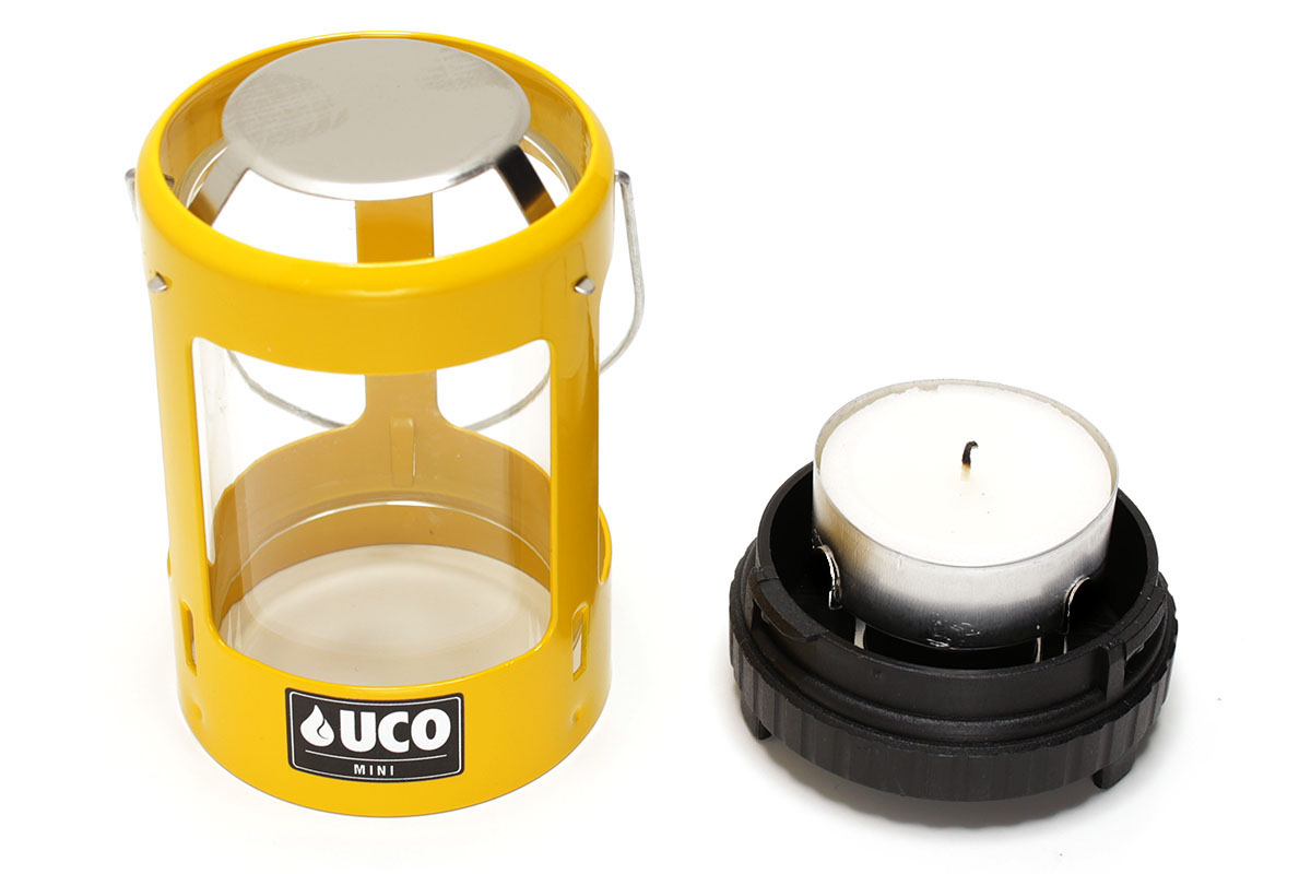 こちらは「ミニランタン」。直径は5.5cmで高さは10cm。伸縮はしません。アルミカップ入りのキャンドルが使えます。キャンドルは保持具に挟まれるので、容易に外れたりはしません。メーカー価格税別2000円。