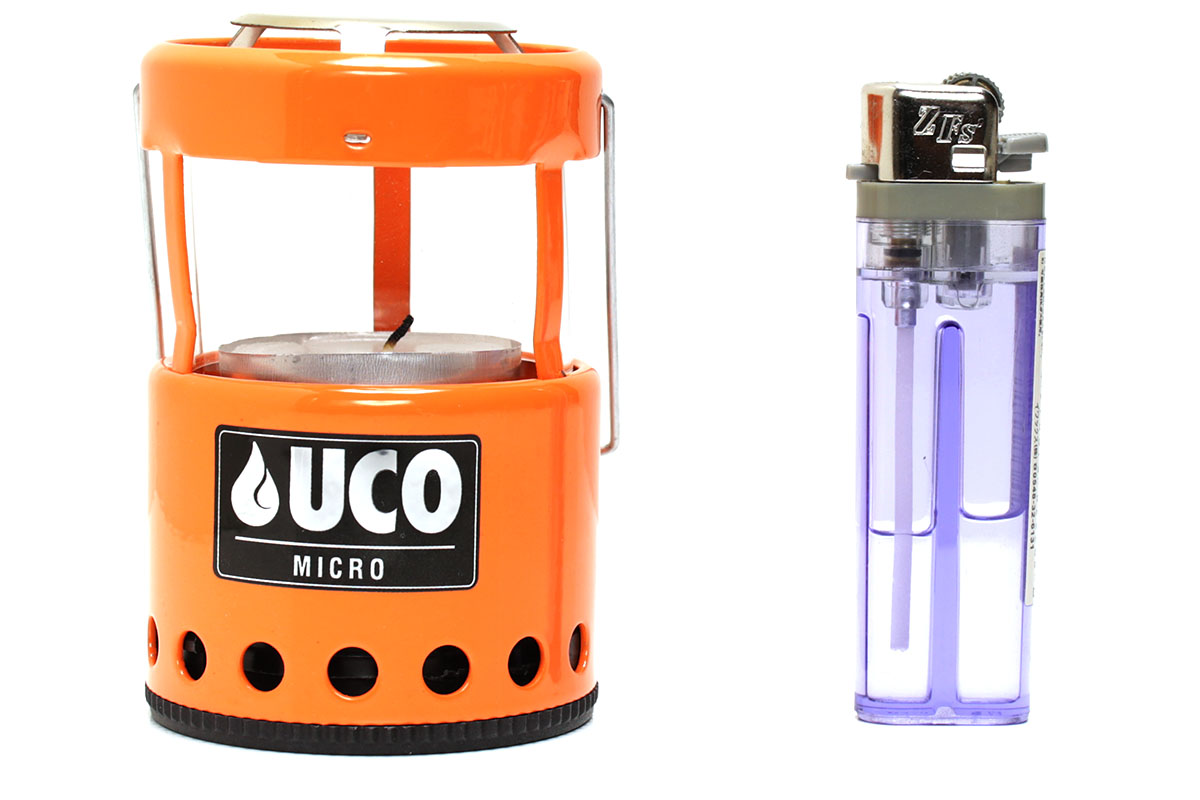 伸縮式の「マイクロランタン」。直径5.7cmで、高さは開くと8.6cmで閉じると6cm。アルミカップ入りのキャンドルが使える、手のひらサイズのキャンドルランタンです。メーカー価格税別2200円。