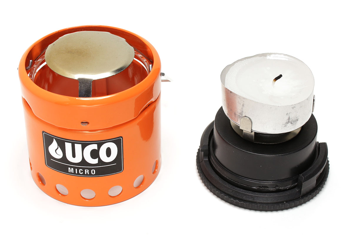 「マイクロランタン」の内部には、燃焼用のキャンドルのほか、予備のキャンドルを収納できます。ただ、カメヤマ製のアルミカップ入りキャンドルだと、アルミカップ側面の高さが少し高めなので、予備収納部にはキッチリ収まらない（けど実用上大きな問題ではない）ので、アルミカップを少しカットする必要があるかもしれません。