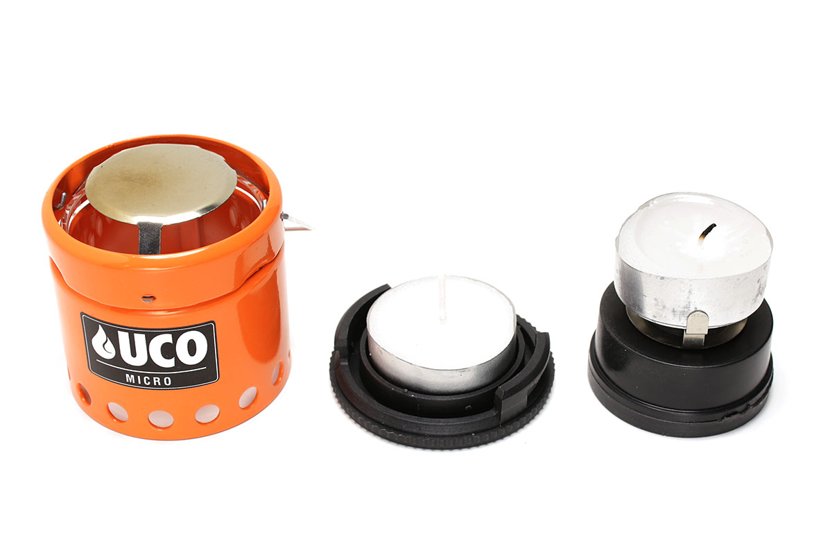 「マイクロランタン」の内部には、燃焼用のキャンドルのほか、予備のキャンドルを収納できます。ただ、カメヤマ製のアルミカップ入りキャンドルだと、アルミカップ側面の高さが少し高めなので、予備収納部にはキッチリ収まらない（けど実用上大きな問題ではない）ので、アルミカップを少しカットする必要があるかもしれません。