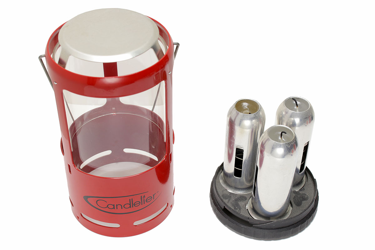 大光量の「キャンドリア」には、キャンドルが3本入ります。ただし伸縮せず、大きさは直径10cmで高さ20cm。オートキャンプ向けかも。メーカー価格税別5600円。