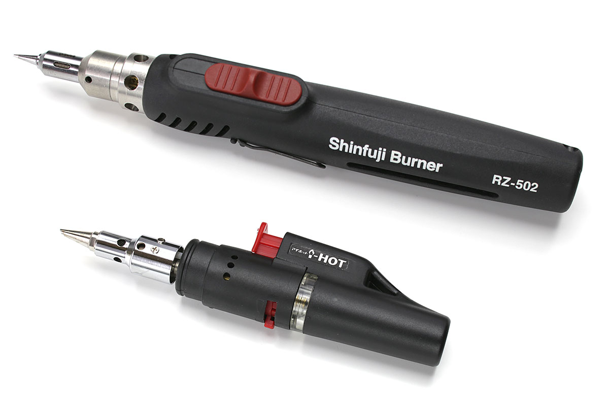 こちらも「モバイルはんだごて」で、ガスを充填して使います。左は「ガス式はんだこて ポータソルプロ ピエゾ GP-510」とエンジニアの「コテライザー SKB-60」。右は生産完了品（新富士バーナー RZ-502）や、若干怪しいメーカー保証ナシ品（アイホット PT-170）です。