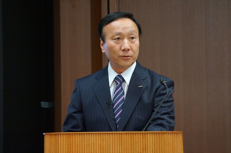 実質0円の販売をやめると発表したNTTドコモの加藤薫社長（当時）