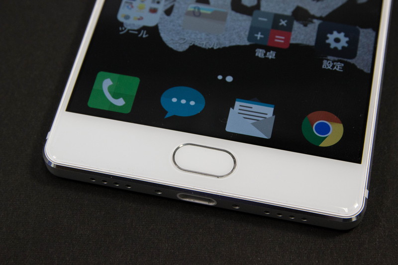 下部の操作ボタンは指紋センサー兼ホームボタンの「FREETELボタン」1つだけ