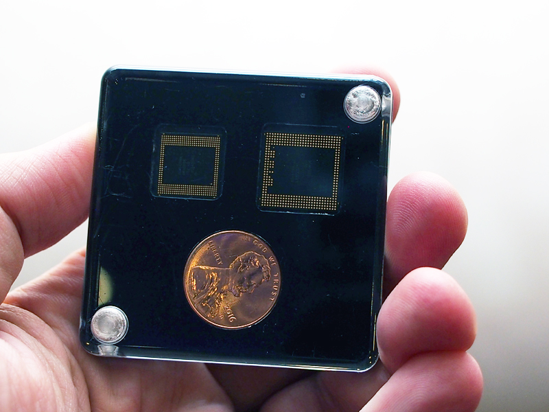 左が「Snapdragon 835」。「Snapdragon 820」よりコンパクトになっている