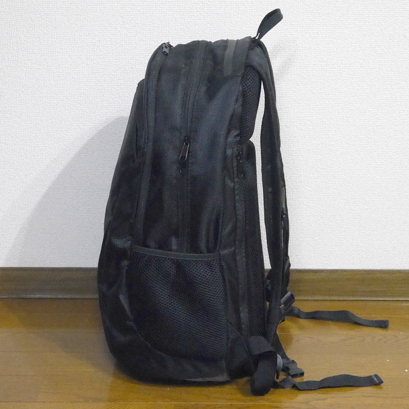 側面。容量は40リットルとそこそこある。本体サイズは一般的なバックパックと同等