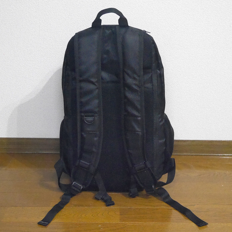 背面。ここも一般的な仕様で、折りたたみイスが内蔵されているようには見えない