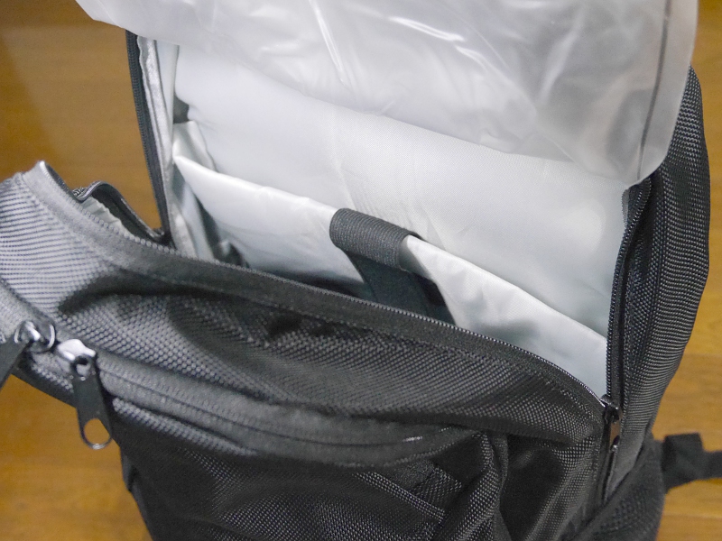 15型クラスのノートパソコンを収納可能。ポケットはクッション性があり保護ケースなしで入れられる