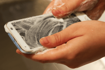 洗えるスマホ第2弾、ボディソープでも洗える「rafre」 - ケータイ Watch