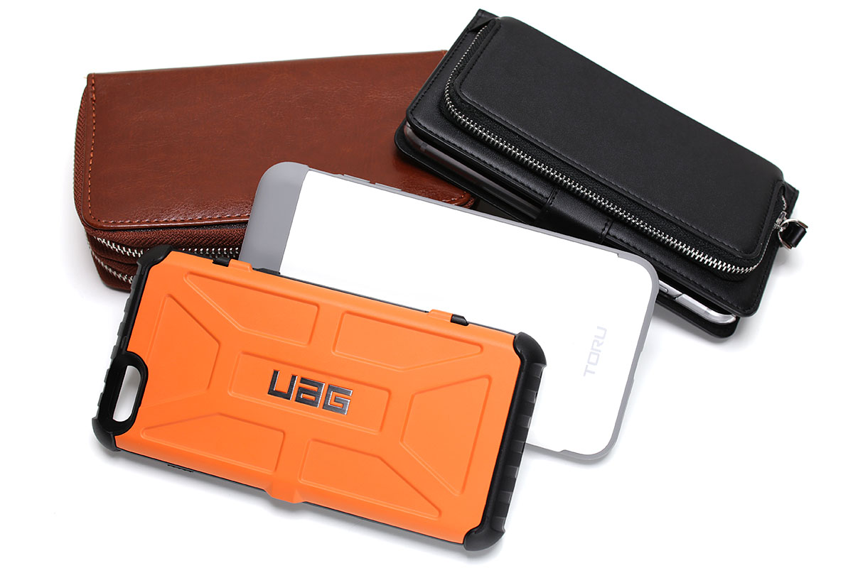 カードが3枚程度入るiPhone 6s Plus用ケース各種。結局、UAG（URBAN ARMOR GEAR）のケース（写真中のオレンジ色のもの）ばかり使うようになりました。