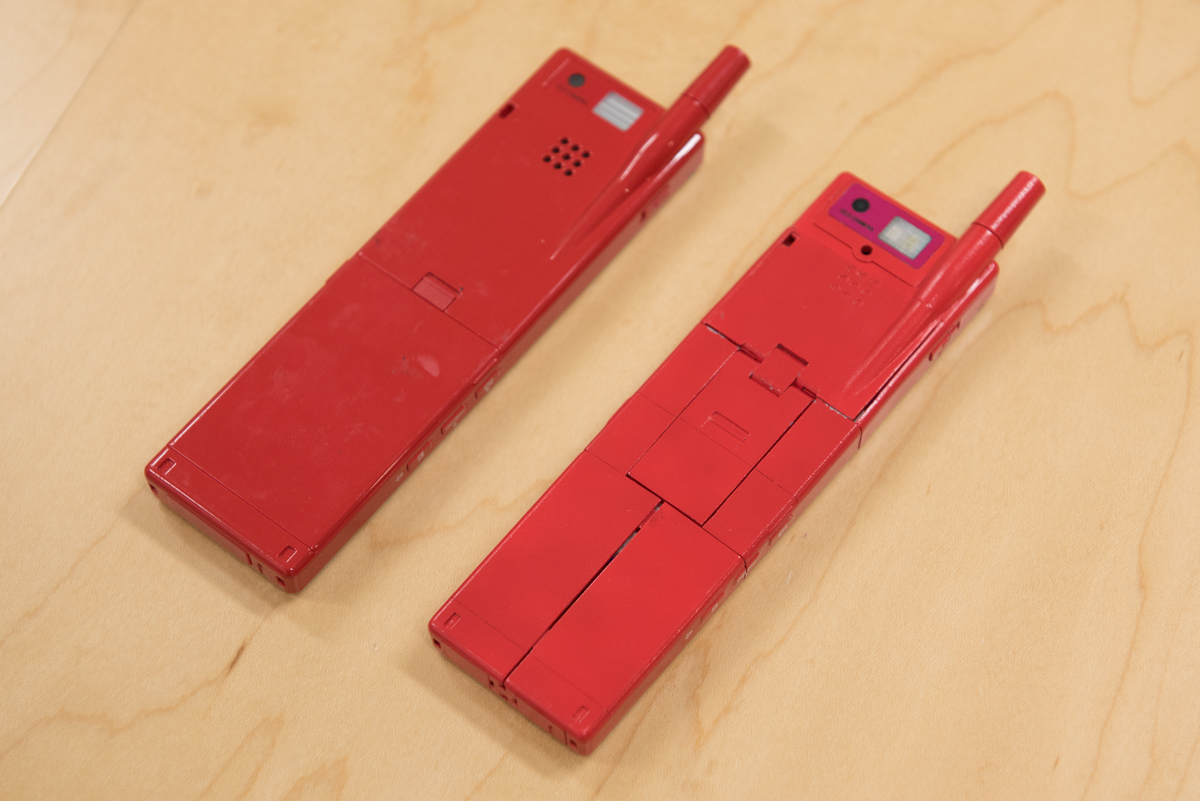 左側が「INFOBAR」のモックアップ、右側が完全変形の「携帯モード」