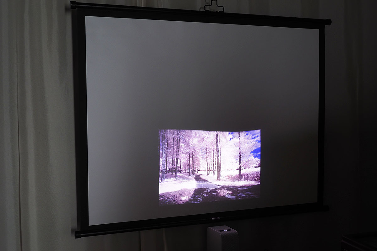 左は22インチサイズで投影してみたところ。「やっぱり小さい投影のほうが鮮明でいいな～」的な。右は天気予報の環境映像を投影しているところです。