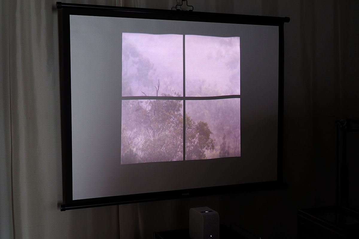 左は22インチサイズで投影してみたところ。「やっぱり小さい投影のほうが鮮明でいいな～」的な。右は天気予報の環境映像を投影しているところです。