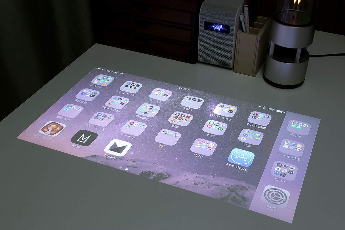 iOS端末をワイヤレスユニット経由で接続し、iOSホーム画面を投影した様子。あまり意味はありませんが、巨大さが新鮮です。写真類のサムネイルは大きく表示されて探しやすいです。