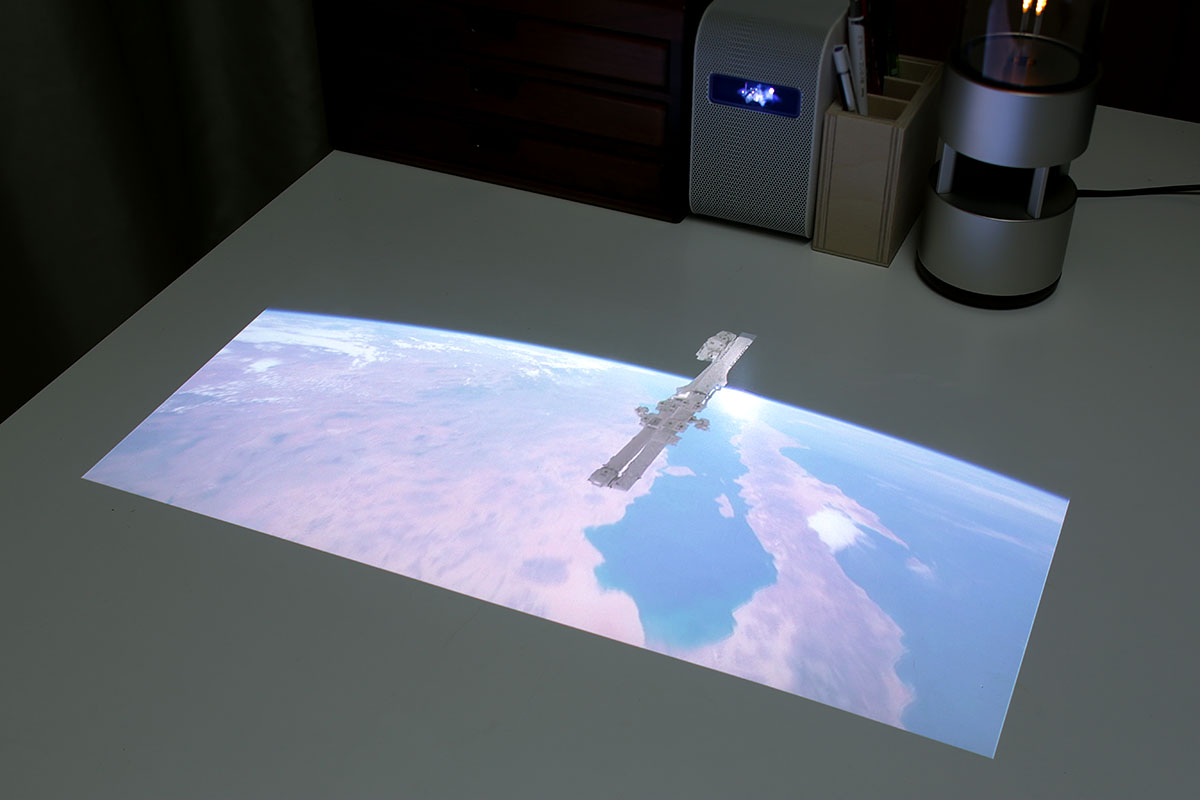 左は「Earthlapse」というアプリで宇宙から見た地球を投影している様子。こういう映像は大きい方が臨場感があってイイですね～。右は「Cat Fishing」という猫用のアプリで、猫がじゃれるヤツ。猫肉球によるタッチ反応は機能しませんが、魚が大きく動きも大きいので、しっかり猫がじゃれます。