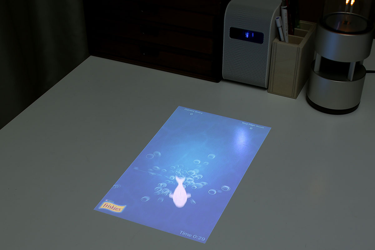 左は「Earthlapse」というアプリで宇宙から見た地球を投影している様子。こういう映像は大きい方が臨場感があってイイですね～。右は「Cat Fishing」という猫用のアプリで、猫がじゃれるヤツ。猫肉球によるタッチ反応は機能しませんが、魚が大きく動きも大きいので、しっかり猫がじゃれます。