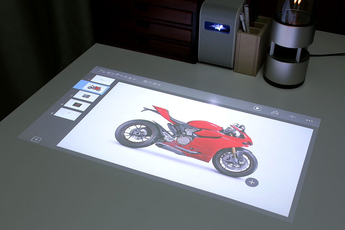 左は「Keynote」アプリを使っている様子。スマートフォン＋スライドアプリ＋「LSPX-P1」によるビジネス・プレゼンは、フツーに実用的でアリだと思います。右はカメラのライブビュー映像を投影している様子。大写しになるだけで、単なるライブビューも新鮮でインパクトがあります。