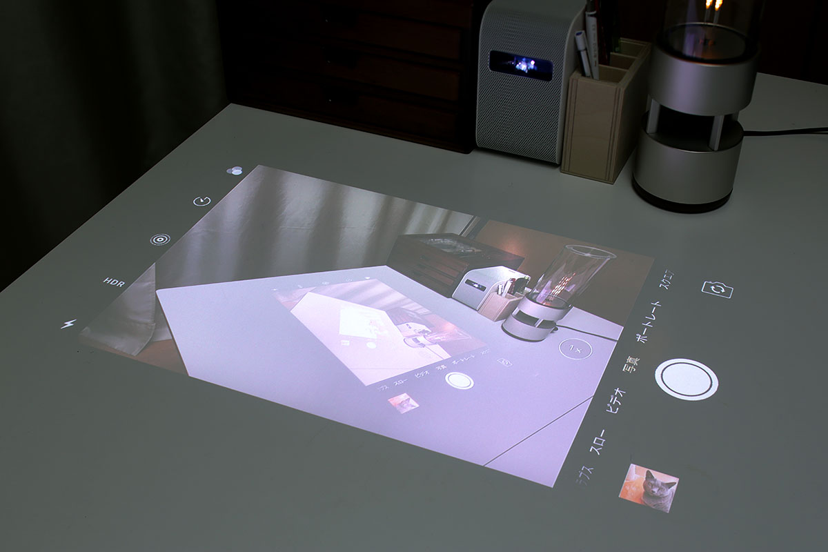 左は「Keynote」アプリを使っている様子。スマートフォン＋スライドアプリ＋「LSPX-P1」によるビジネス・プレゼンは、フツーに実用的でアリだと思います。右はカメラのライブビュー映像を投影している様子。大写しになるだけで、単なるライブビューも新鮮でインパクトがあります。