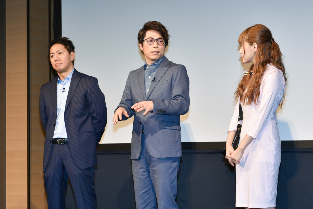 Pepperを所有する田村淳（中央）
