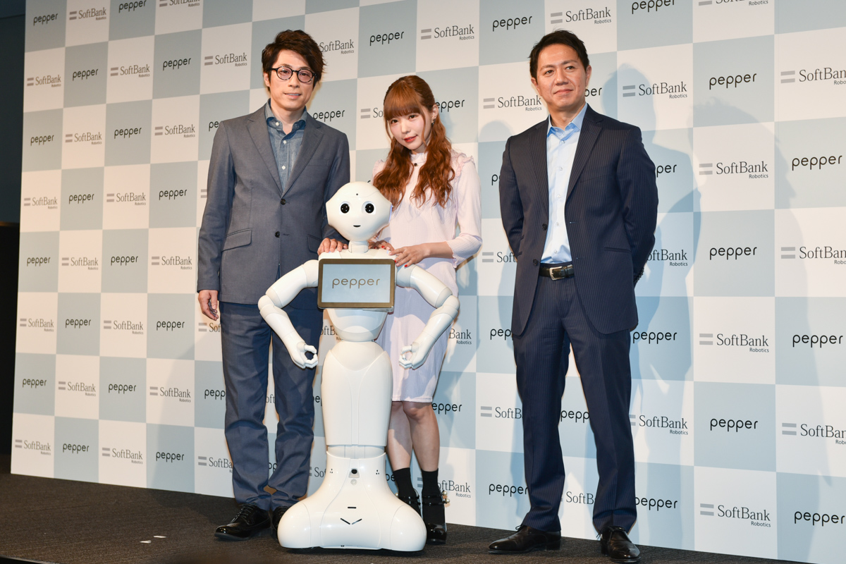 左から田村淳、益若つばさ、冨澤社長