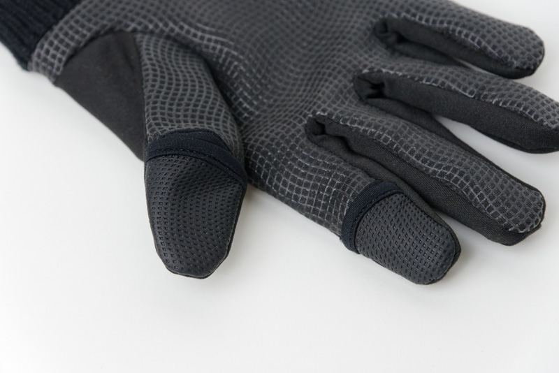 指先には、閉じたままでもタッチパネルが反応する素材が使われている