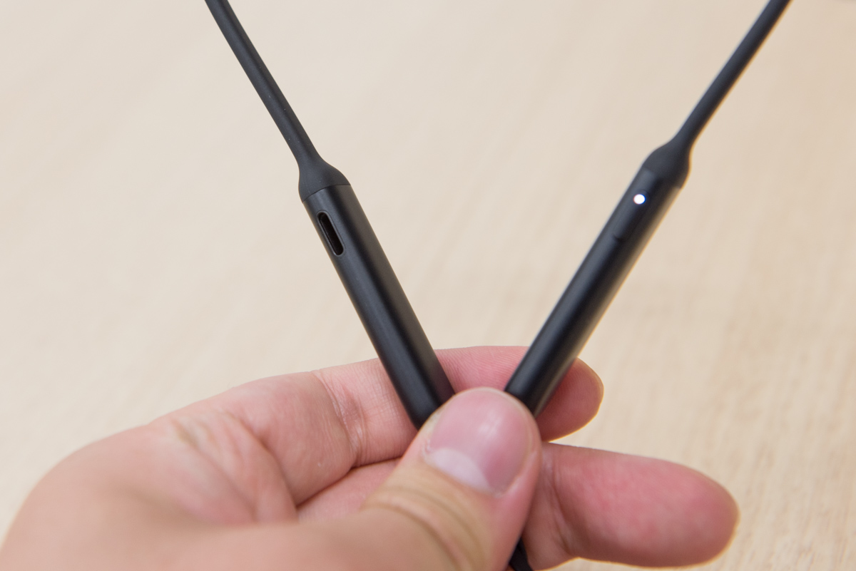 通信機能やバッテリーを内蔵する左右のユニット。充電はLightning端子（左）