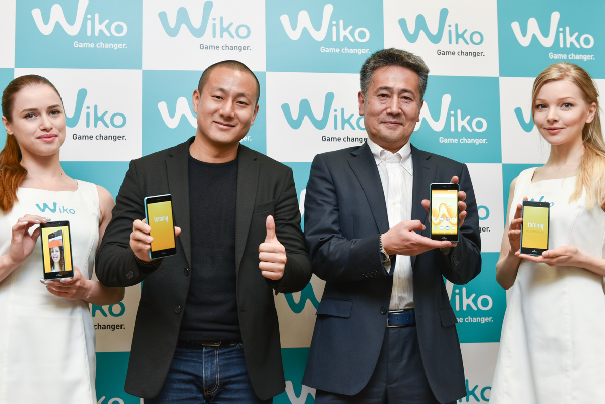 Wiko Asia Hub Product ManagerのStephen FENG（ステファン・フェン）氏（中央左）、Wiko Japan 代表取締役社長の前田浩史氏（中央右）