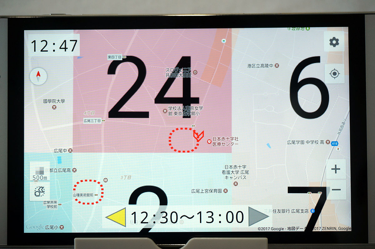 赤い点線で囲われたエリアは、100mメッシュで特に需要が高いと思われるエリア。矢印は進行方向を示し、この場合、北→南へ進むように現地へ行けば乗客を見つけやすい、ということを示す