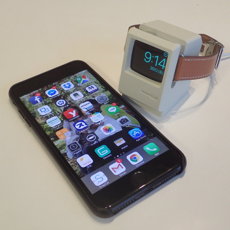 古参アップルユーザーには超魅力的、MacintoshのミニチュアのようなApple Watchスタンド