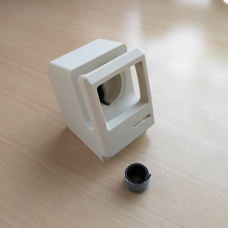 同梱物はきわめてシンプル。シリコンラバー製の本体とケーブル結束テープだけ