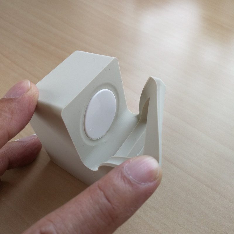 USBケーブルを底面から引っ張って、マグネット部分を本体の正面に固定する