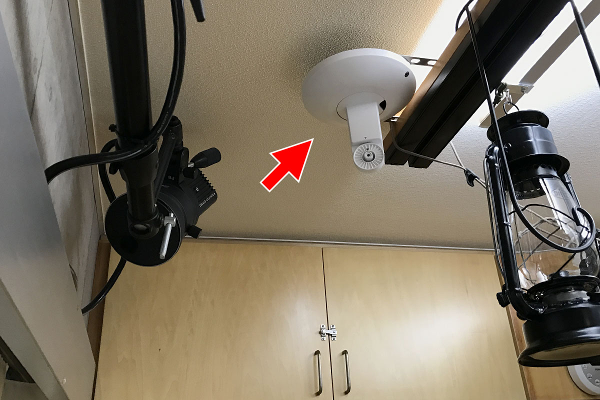 天井の頓挫案件の風景。自分を中心に左右天井にスピーカーを取り付けて、気分良く音楽を聴きながら仕事をするのダ！　という予定ですが、スピーカー台座までは取り付けたものの、配線が面倒で作業がストップしております。