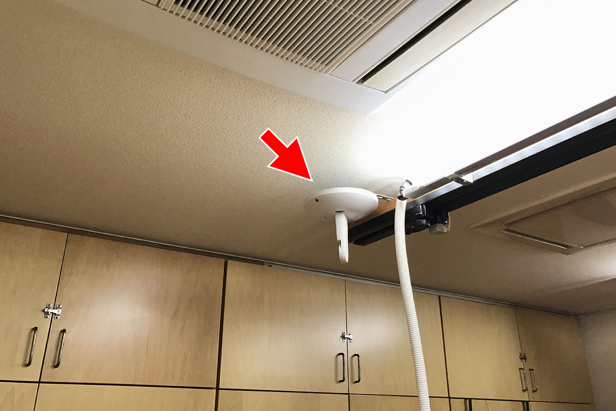 天井の頓挫案件の風景。自分を中心に左右天井にスピーカーを取り付けて、気分良く音楽を聴きながら仕事をするのダ！　という予定ですが、スピーカー台座までは取り付けたものの、配線が面倒で作業がストップしております。