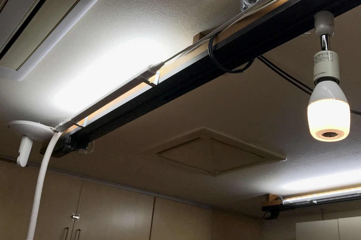 天井にあるライティングレールに「LED電球スピーカー LSPX-103E26」をセットした様子。あとは付属のリモコンやスマートフォンなどでLED電球スピーカーを使います。操作のためにLED電球スピーカーに触れる必要はありません。