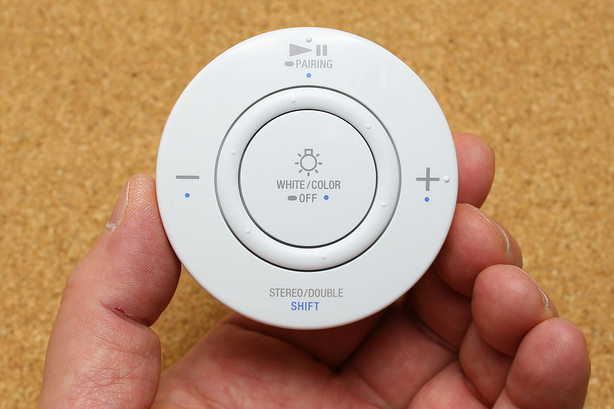 LED電球スピーカーの操作は、付属のリモコンやスマートデバイス用アプリで行います。主な操作はリモコンから行えて、コンパクトで扱いやすく、回して調光できるボタンも備えています。より細かな操作や設定は「SongPal」 アプリや「LED電球スピーカーアプリケーション」から行えます。
