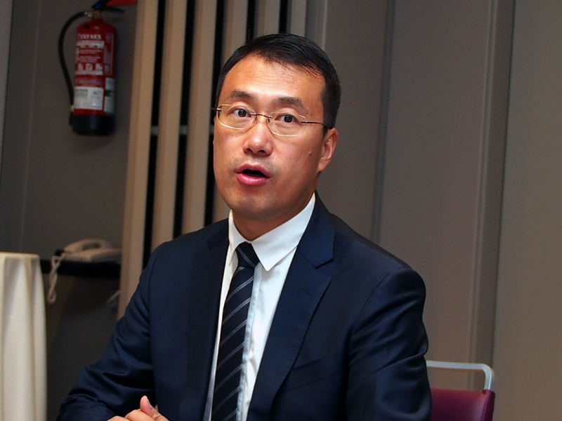 報道陣からの取材に答えるケヴィン・ホー氏