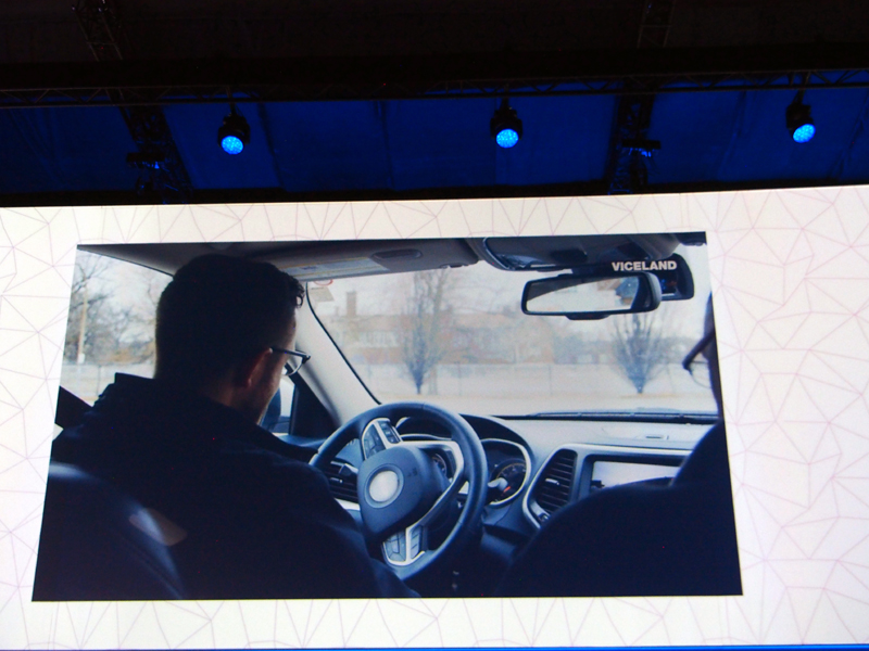 車がハッキングされるデモに続けて、ARMの「TrustZone」を紹介