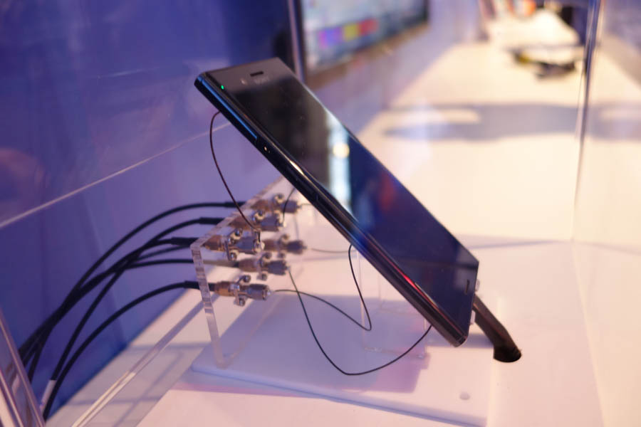試験用に有線改造されたXperia XZ Premium