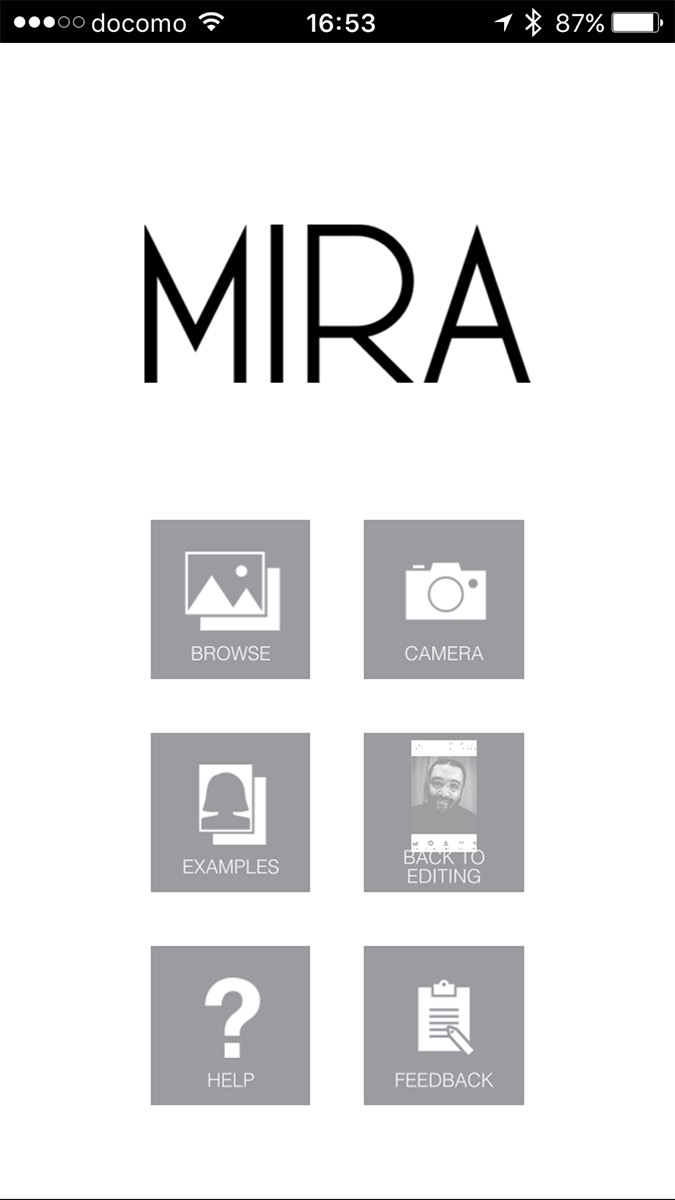 アプリ起動後、顔写真を撮るか読み込むかすれば準備完了。複数の効果がセットになったプリセットから試してみましょう。中央はオリジナル写真で、右が「NATURAL」というプリセットです。顔の形や肌の色などが変わりました。