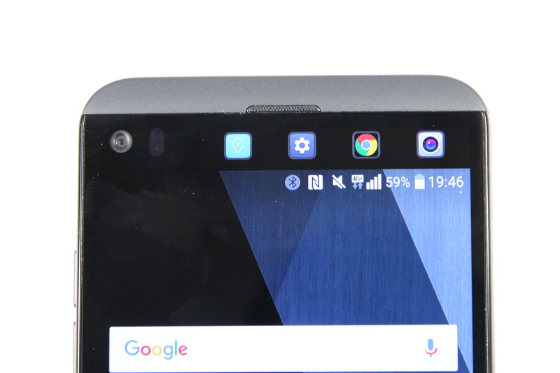 前面上部にサブディスプレイを搭載。時計や通知を表示したり、最近使ったアプリを起動したりできる